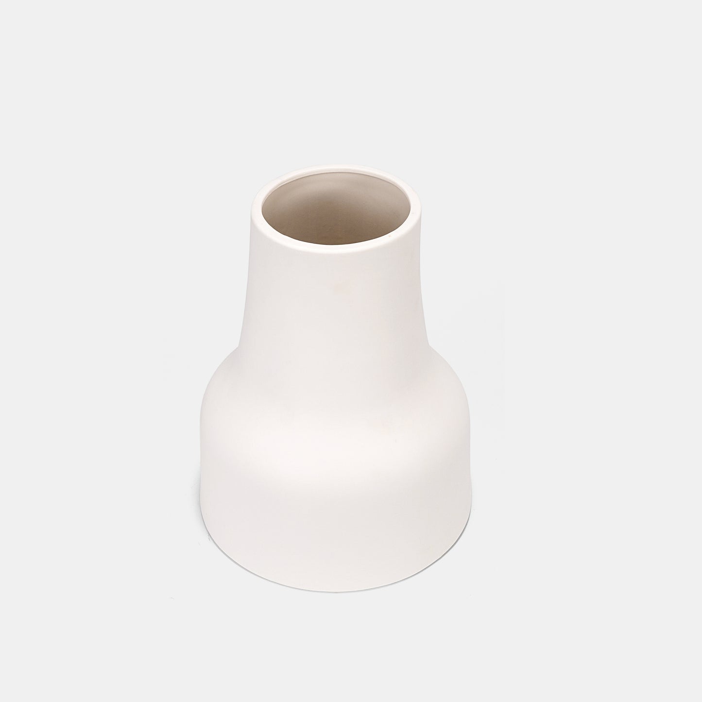 A sculptural ceramic vase offering quiet sophistication. Use it solo for flowers on vase elegance or group with bud vases. The white small vase’s clean lines ensure timeless appeal across decor styles.