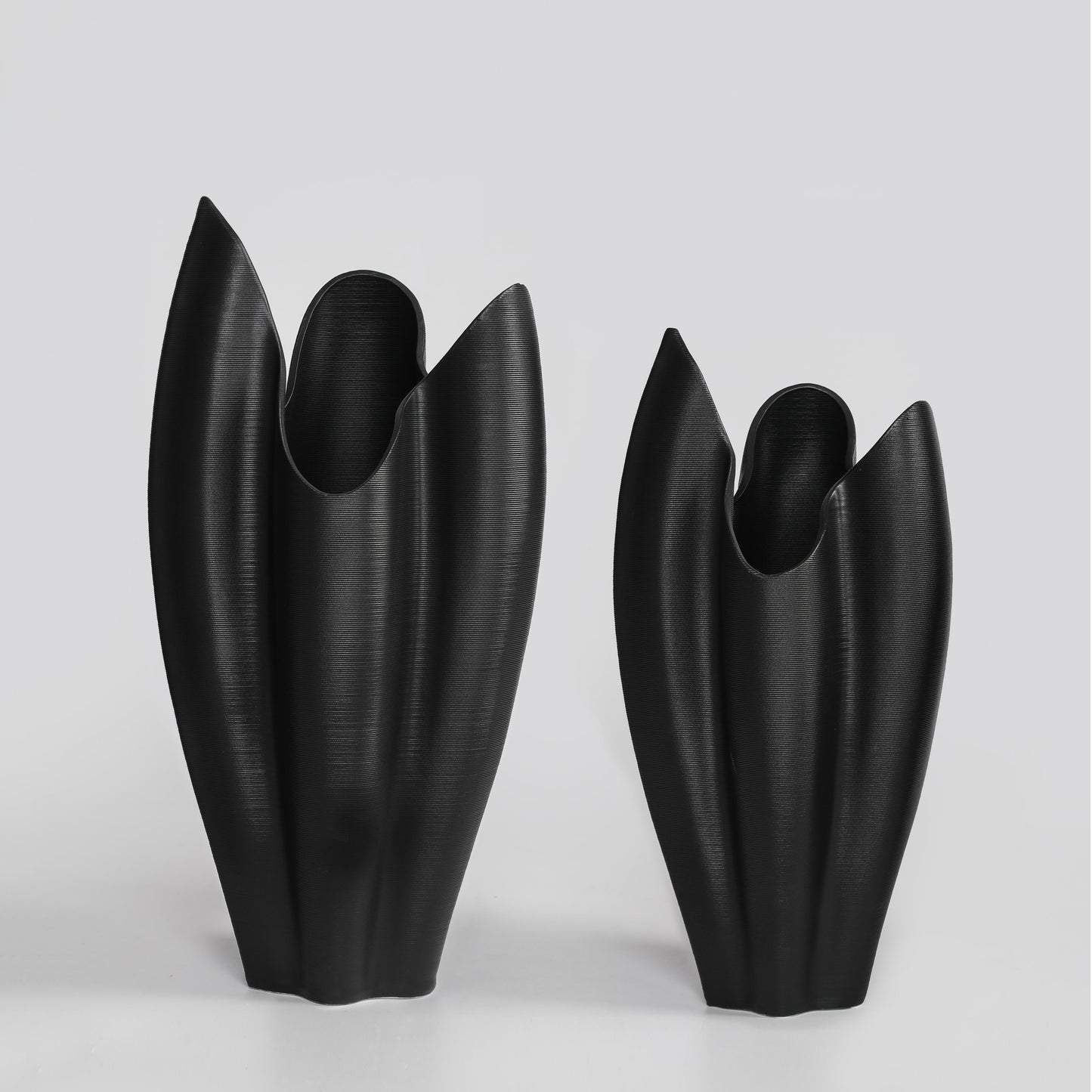 3D-Printed Black Ceramic Petal Crest Vase - VASCAPE