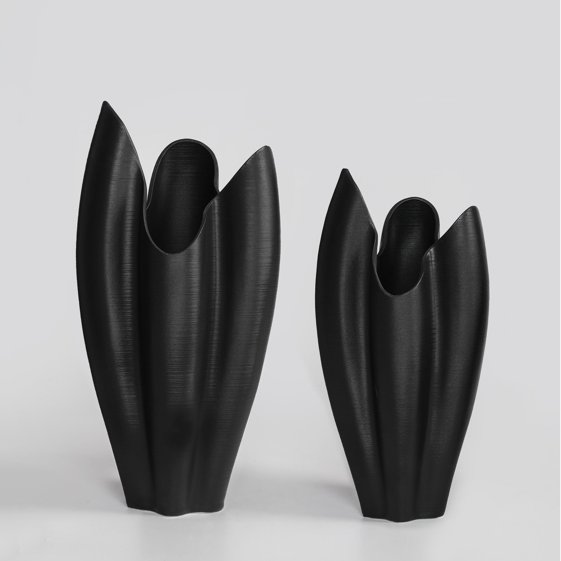 3D-Printed Black Ceramic Petal Crest Vase - VASCAPE