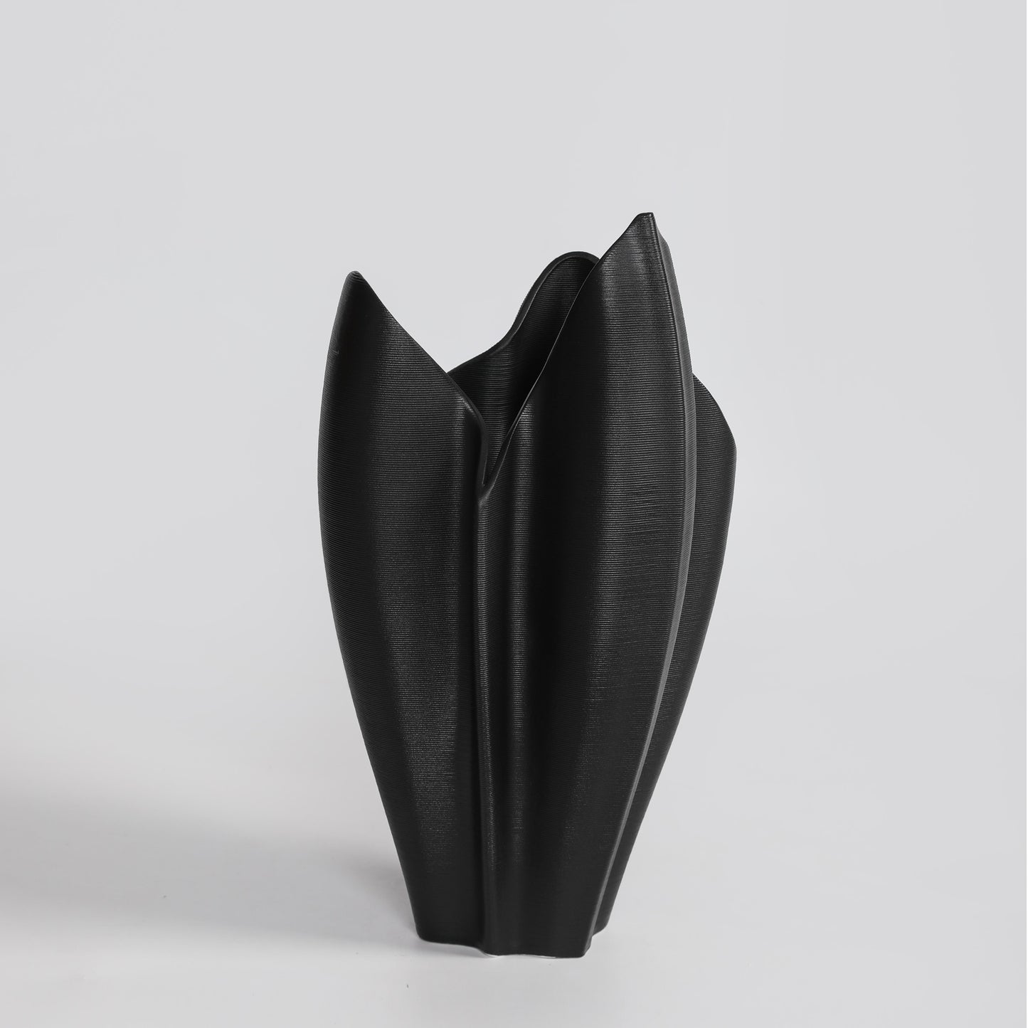 3D-Printed Black Ceramic Petal Crest Vase - VASCAPE