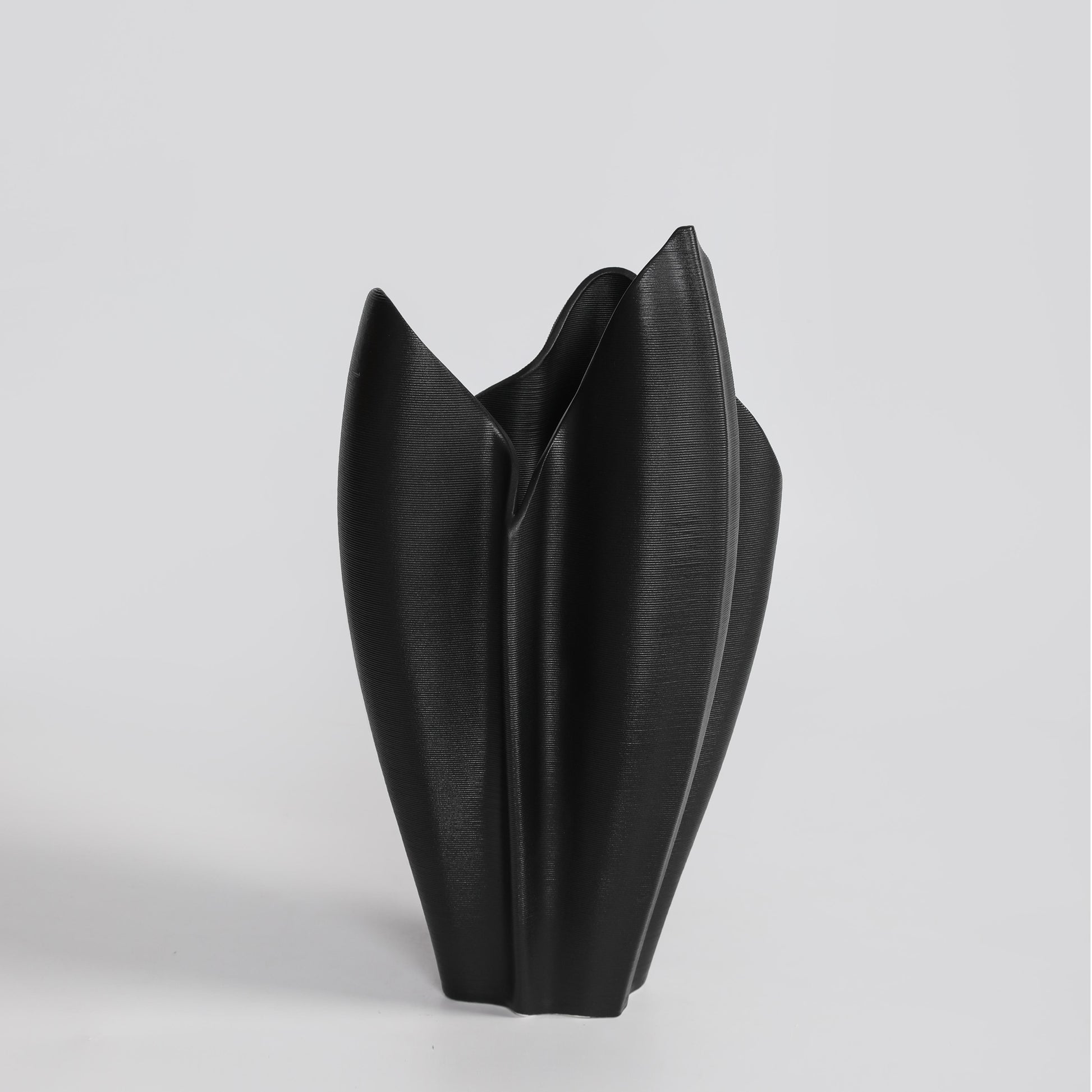 3D-Printed Black Ceramic Petal Crest Vase - VASCAPE