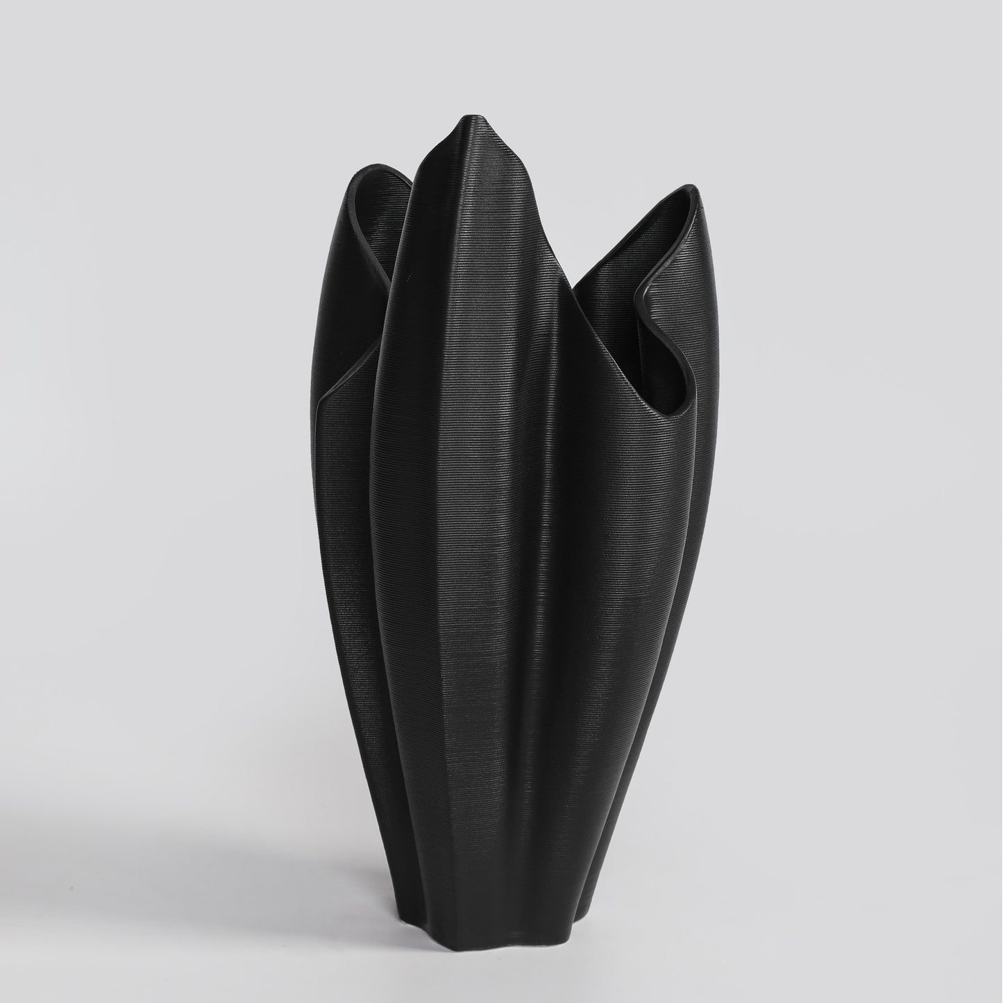 3D-Printed Black Ceramic Petal Crest Vase - VASCAPE