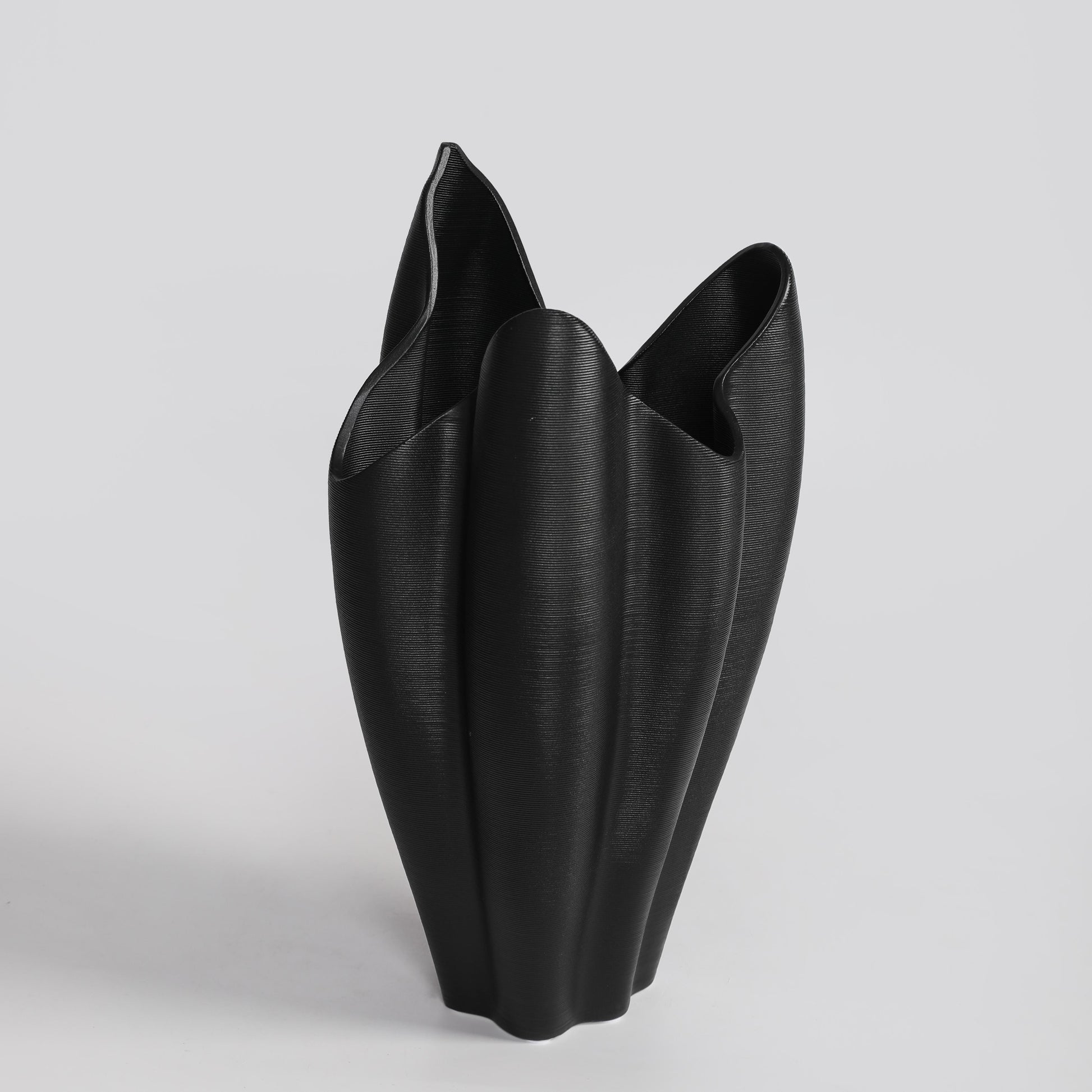 3D-Printed Black Ceramic Petal Crest Vase - VASCAPE