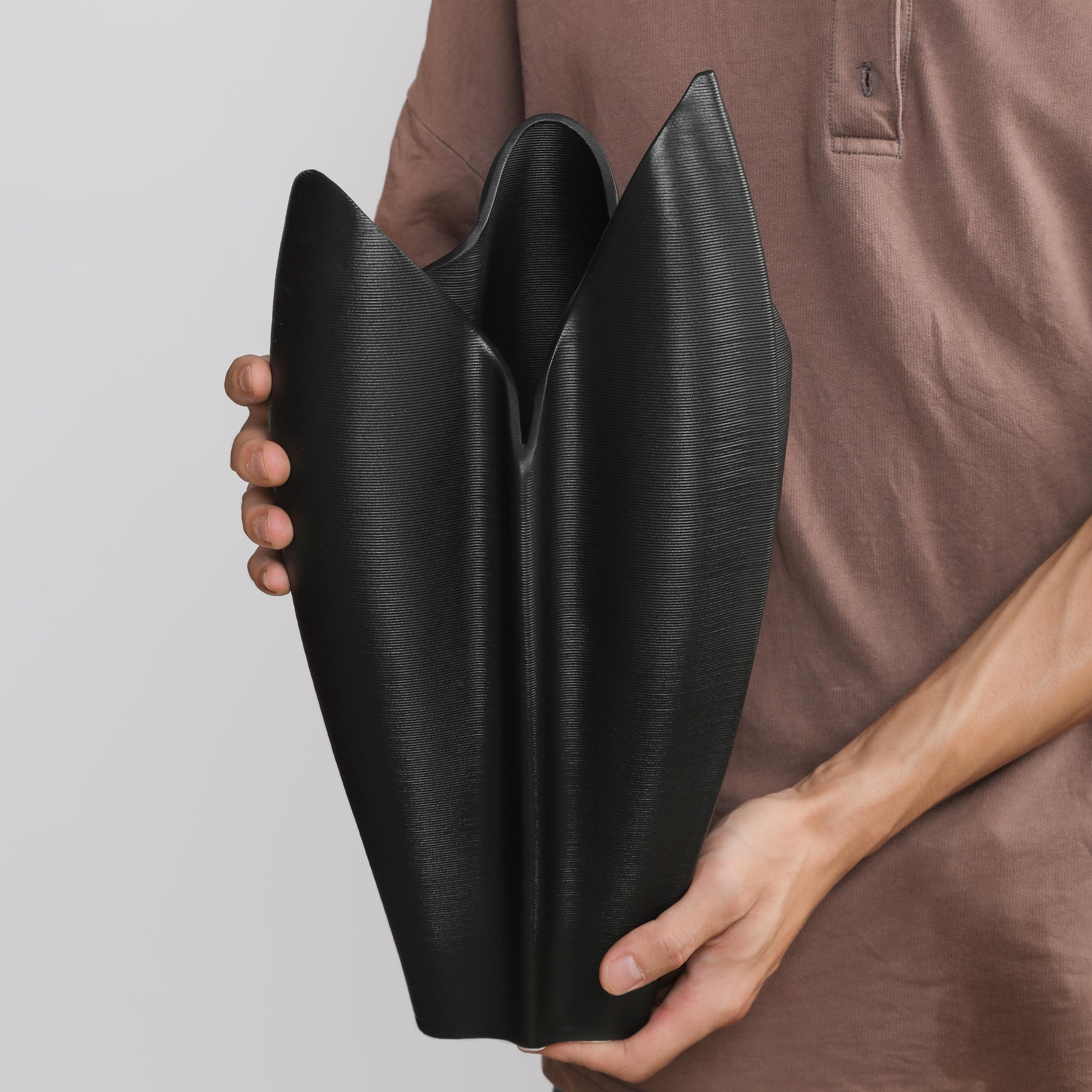 3D-Printed Black Ceramic Petal Crest Vase - VASCAPE