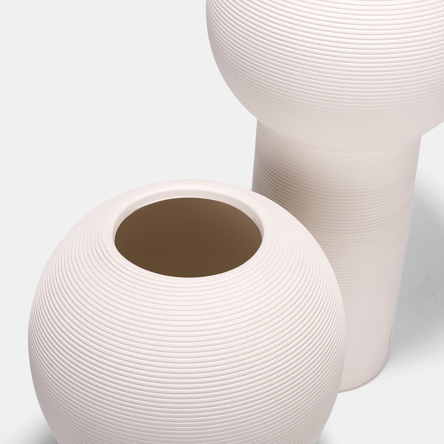 Luxury gift-ready ceramic vase with hemp-twine packaging. This white color vase includes care instructions and dried lavender bundle. The pottery vase’s universal white floral vase appeal makes it ideal for weddings, housewarmings, or Mother’s Day. Chip-resistant edges for long-term use.
